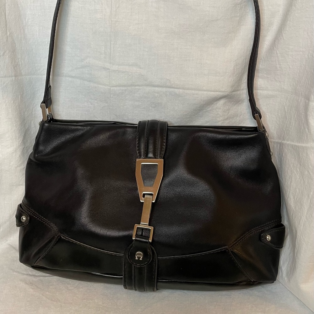 👜Etienne Aigner Black shoulder bag with numerous pockets. New condition. 👜